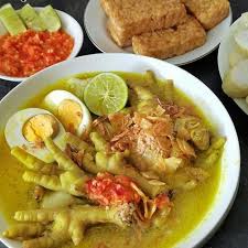 Lontong is an indonesian dish made of compressed rice cake in the form of a cylinder wrapped inside a banana leaf, commonly found in indonesia, malaysia and singapore. 6 Cara Membuat Soto Ayam Kuah Bening Dan Santan Enak Sederhana Kapanlagi Com