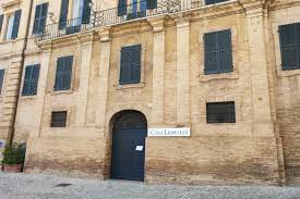 Si consiglia di accedere ai vari luoghi di interesse pedonalmente: Casa Leopardi Casa Del Poeta Giacomo A Recanati Visitare Le Marche