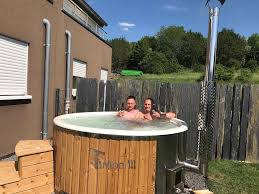 Badefass Gfk Mit Whirlpool Holz Befeuert Fur Draussen Kaufen In 2020 Badefass Badezuber Whirlpool
