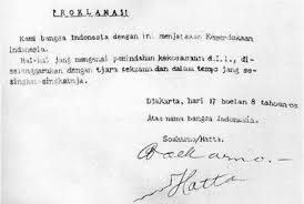 Malam itu juga diputuskan bahwa naskah proklamasi akan dibacakan pukul 10.00 pagi di lapangan ikada, gambir. Biografi Sayuti Melik Tokoh Yang Berjasa Dalam Penyusunan Teks Proklamasi Kumparan Com