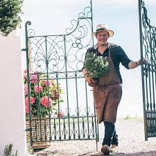 På gården eklaholm driver karl fredrik gustafsson och sambon petter kjellén en handelsträdgård, inredningsbutik och plantskola, och det är där serien spelas in. Https Www Xn Sterlen 80a Se Karl Fredrik Pa Eklaholm