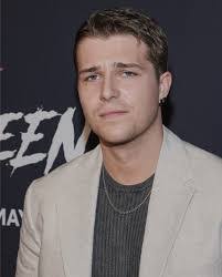 Adam Koren's Instagram, Twitter & Facebook