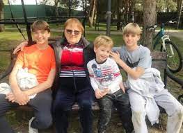 Старшого звати джорданом і йому вже 16, наступним на світ з'явився крістіан, зараз хлопчикові 14. Tato Na Miljon Shevchenko Na Odin Den Povernuvsya U Ditinstvo Kadri Zmusyat Posmihnutisya Kozhnogo Znaj Yua