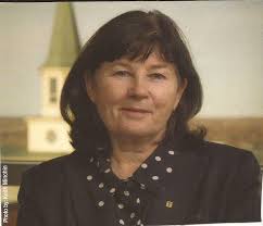 We're proud to announce that Dr. Lisa Lambert has been appointed as Chatham  University's 21st president! 💜 A longtime member of our community,  President Lambert steps into this role with decades of