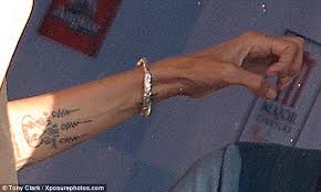Ayto Einai To Neo Tattoo Ths Angelina Jolie Manteyete Ton Symbolismo Toy Queen Gr