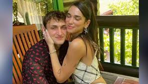 She moved to kosovo at the age of 11 before. Dua Lipa And Her Boyfriend Anwar Hadid Treat Fans With Their Romantic Snaps