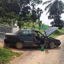 Sebenarnya, memang betul kereta pasangan tersebut rosak ketika dalam perjalanan ke sesi bergambar outdoor. Kereta Lama Pandu Ke Warung Yang Baharu Bawa Jalan Jalan Semasa Mstar
