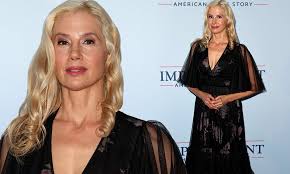 Isaacs) is a philandering plastic surgeon and an obsessive perfectionist, and her mother amy (mira sorvino) suffers from depression and nightmares, . Mira Sorvino Google æœå°‹