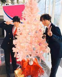公式 おっさんずラブ アカウントはinstagramを利用しています メリークリスマス ナル様と怜二 クリスマスツリーの前で記念撮影 素敵なクリスマスイブになりますように xmas 千葉雄大 山崎育三郎 おっさんずラブ 千葉