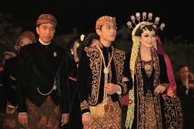 Rupanya, putra dari si sulung presiden jokowi, gilbran rakabuming raka dengan selvi ananda itu sudah bertambah besar dan mampu mencuri perhatian dengan tingkahnya yang menggemaskan. Cucu Presiden Jokowi Bernama Jan Ethes Srinarendra Nusakini
