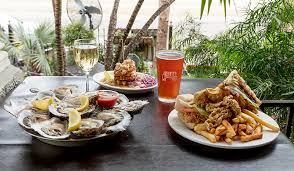 La propriété est bordée de vieux chênes et cyprès avec une vue magnifique sur le bayou. The Blind Pelican New Orleans La