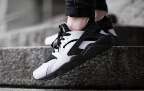 Black And White Huaraches Womens Because People Love Black And White Nike Huaraches Retro Running Shoes Nike Free Shoes Nike Air Huarache