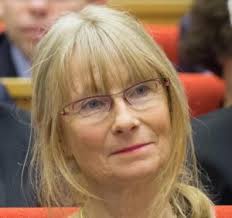 Die angeklagte valerie bacot (m) kommt flankiert von ihrer familie und umgeben von journalisten im gerichtsgebäude an. Politique Archives Charolais News Charolais News