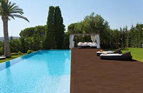Would you like to see the different hues the water takes on depending. Porcelain Stoneware That Stands The Test Of Modernity Around The Swimming Pool Eurospapoolnews Com