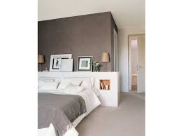 Decorare con la luce la testata letto un primo modo per decorare la testata del letto è quello di progettarlo a monte, con delle strutture in cartongesso per l'alloggiamento di luci di varie intensità e sfumature, che rendono il tutto più suggestivo e accogliente. 5 Idee Trendy Per Rinnovare La Testiera Del Letto Tenditrendy