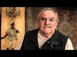 Kurt Schäfer, Gutacher für Orientteppiche, bei der Arbeit