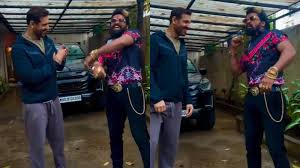 जॉन अब्राहम अल्लू अर्जुन के 'पुष्पा' फैन को देखकर हुए हैरान, दिया गले! - Imagen principal del artículo