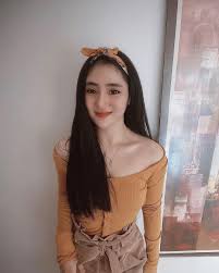 Tadinya sih mau bareng sama temanku, tapi mereka baru balik besok, akhirnya naik mama yang cantik dan seksi tersebut pasti menjadi obsesinya. Gaya Terbaru 5 Cewek Seksi Yang Nempel Sama Hotman Paris