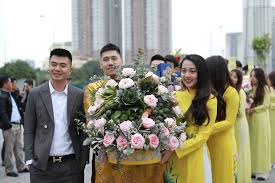 Được biết chồng của phương anh là một doanh nhân thành đạt. Hoa Khoi Bao Chi 2016 Diá»‡n Vay CÆ°á»›i Ä'inh 10 000 Vien Pha Le