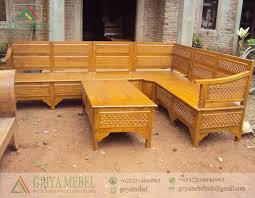 Kursi tamu kayu jati minimalis terbaru harga murah model desain ruang set sofa meja dudukan 3 2 1 dan nakas pojok 1 jepara mewah klasik modern cocok sekali untuk menyambut tamu di rumah atau di kantor dengan dudukan yang nyaman. Kursi Sudut Minimalis Motif Kawung Griya Mebel