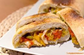 Riempire ogni stampino con il composto di melanzane e peperoni e suddividere il composto di uova nel 4 stampini. Rotolo Di Pizza Con Peperoni E Provola Ricetta Semplice E Veloce