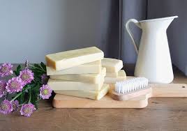Fabriquer Du Savon De Marseille Maison C Est Facile Ecolo Et Economique Suivez Notre Recette En Recette De Shampooing Recettes De Savon Savon De Marseille