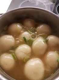 Buat kamu yang ingin membuat soto ayam kuah bening, ketahui cara membuat soto ayam lamongan yang sedap dan harum dilansir dari buku kursus wirausaha menjadi juragan soto (2013) oleh yuyun alamsyah terbitan pt. Cilok Wikiwand