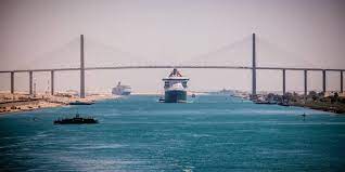 Laut den für die bergung zuständigen offiziellen könnte es wochen dauern, bis die passage wieder frei ist. Bilder Des Tages Europa 2 Im Suez Kanal Hapag Lloyd Cruises Blog