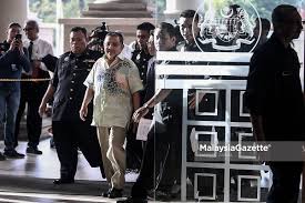 He allegedly received rm20,000 from former felda global ventures holdings bhd (fgvh) chief executive mohd emir mavani abdullah, 54. Isa Samad Mohd Emir Ordered To File Defence On Condo Purchase