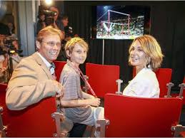 A k o m ə ˈ n e t͡ʃ ʲ] écouter , mais généralement prononcé n a. Nadia Comaneci With Her Husband Bart Conner And Son Dylan Stop To Watch A Video Of Her Competing In The 1976 Summer Oly Nadia Comaneci Olympics Summer Olympics