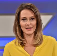 Anja reschke (born 7 october 1972) is a german journalist and tv presenter. Anja Reschke Panorama Geht Nur Darum Bist Du Dafur Oder Dagegen Welt