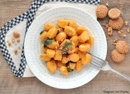 Vi proponiamo qui una ricetta molto semplice da realizzare e che sorprenderà i vostri ospiti. Gnocchi Di Zucca Burro E Salvia Con Amaretti Stagioni Nel Piatto