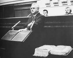 Первый президент после провозглашения независимости. Kravchuk Nikogda Ni Pri Kakih Usloviyah Dazhe Klochkom Svoej Territorii Postupatsya Nelzya I Esli Menya Sprosyat Zemlyu Otdat Ili Umeret Ya Vybirayu Poslednee Gordon