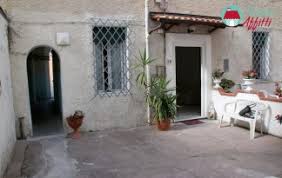 Viareggio è la località ideale se volete trascorrere una vacanza al mare, prendendo in affitto un appartamento o una casa anche per un weekend, ma anche per vivere l'atmosfera medievale o per assistere al suo famoso carnevale. Studio Immobiliare Lombardi Presenta 22 Immobili Nel Comune Di Viareggio Centro Mare
