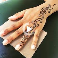Kemudian henna digunakan untuk di tangan, di kaki, ataupun di tangan mempelai wanita akan dihias dengan henna dari ujung jari sampai siku dan nama mempelai ukiran inai tangan simple. Hennatatoeages Tatoeageideeen Henna Tattoo Designs Simple Henna Tattoo Designs Henna Tattoo Hand