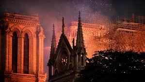 Couples particularly like the location — they rated it 9.5 for a. Les Flames Destrueixen La Catedral De Notre Dame