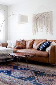 Braunes sofa ein must have zu hause archzine net. Was Passt Zu Braunem Sofa Weisse Wand Teppich Holztisch Minimalist Living Room Caramel Leather Sofa Brown Living Room