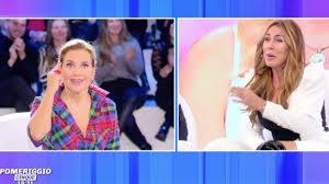 Sagome dei vip per tenenere le. Imbarazzo A Pomeriggio Cinque Canessa Ho Bagnato La Poltrona Di Sudore Barbara D Urso Incredula