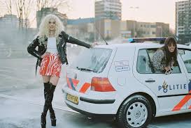Achter de g63 staat al een taxi klaar met kinderstoeltje om de kleine af te voeren. Lil Kleine 1 2 3 Feat Ronnie Flex 2016
