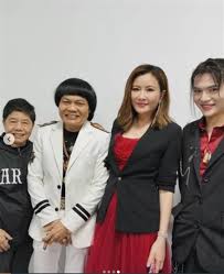 Error成員吳保錡 (保錡) 自被爆出疑似背女友carrie「偷食」沙律後，先刪掉社交網站上的道歉聲明，又再高調上載與沙律的合照，昨日就開ig live，認真搞作多多!是為自己再次推出作品而「試水溫」嗎？ 本來討論區內已經有網民指出只要在保錡的instagram內留下「八両金」、「少年八両金」的話，都會. å…«å…©é‡'