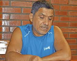 Sotelo, el encargado de bajar del mástil la bandera inglesa