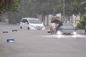 Pub warns of rising waters in drains, canals aishaanyarai 9 hours ago the agency said that due to heavy rain, water levels in drains and canals had reached 90 per cent in at least 10 locations, including in paya lebar, toa payoh and changi. Heavy Rain In Afternoon Leads To Flash Floods In Several Areas Of Singapore And Fallen Trees Singapore News Top Stories The Straits Times