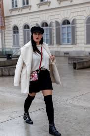 Outfit Mit Weissem Faux Fur Mantel Schwarzem Rock Und Overknee Strumpfen Outfit Schwarzer Rock Modestil