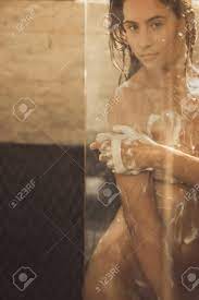 Joven Mujer Desnuda Está Tomando Una Ducha En El Baño Fotos, retratos,  imágenes y fotografía de archivo libres de derecho. Image 89507694