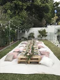 Bequem Im Garten Feiern Hier Konnen Sich Alle Gaste Auf Flauschigen Kissen Ni Bequem Im Garten Feie Hinterhof Partys Gartenparty Deko Geburtstag Party Garten