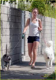 Olivia Wilde Au Naturel And Her Dogs Olivia Wilde Style Olivia Wilde Biker Chic