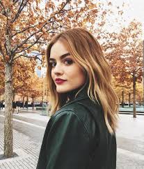 Lucy hale started her professional career early, appearing on american juniors as part of a vocal group that came close to winning the televised competition in 2003. Ø³ÙˆÙ ÙŠÙƒÙˆÙ† Ù„ÙˆÙ† Ø§Ù„Ø´Ø¹Ø± Ø§Ù„Ø¬Ø¯ÙŠØ¯ Ø§Ù„Ø³Ø§Ø®Ù† Ù…Ù† Ù„ÙˆØ³ÙŠ Ù‡ÙŠÙ„ ÙÙŠ ÙƒÙ„ Ù…ÙƒØ§Ù† ÙÙŠ Ù‡Ø°Ø§ Ø§Ù„Ø´ØªØ§Ø¡