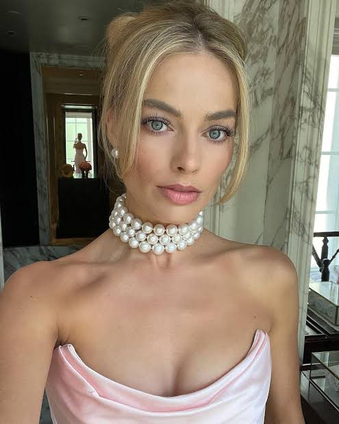 Margot Robbie has just blessed us with this selfie glowup! The glam from  yesterday's barbie premiere 💕😍 : r/popculturechat