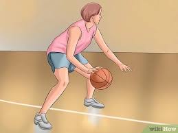 O passe picado é muito semelhante ao passe de peito, embora o alvo inicial seja o solo; Como Se Tornar Um Bom Jogador De Basquete Imediatamente
