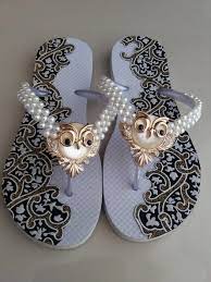 chinelo euphore customizado com perolas coruja e lonita e possivel trocar a cor d chinelos decorados artesanato com chinelo de dedo chinelos customizados